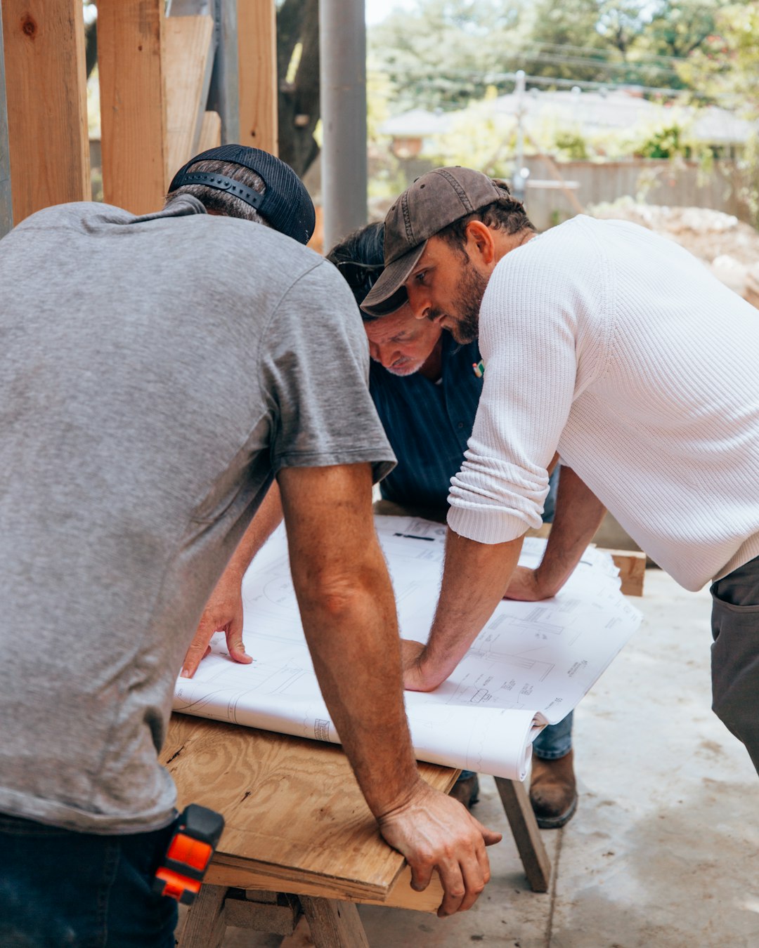 Marc Duval et son équipe sur un chantier de maçonnerie